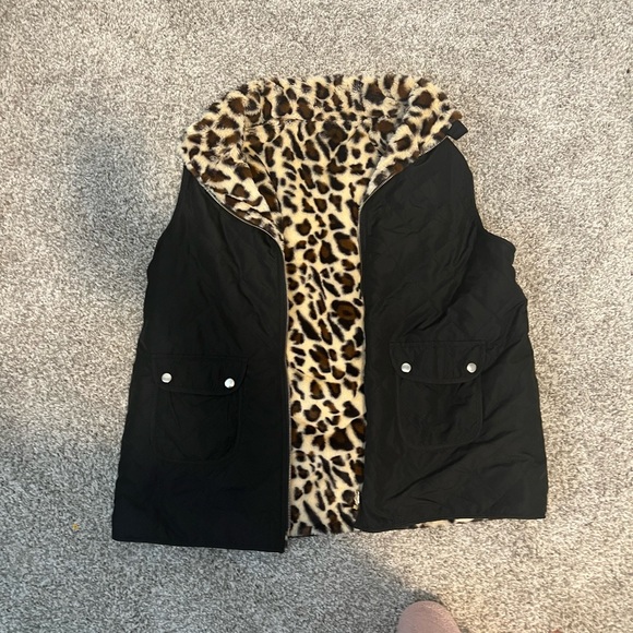 Black puffer vest with leopard faux fur lining. Has pockets! Fits like a 1X - Picture 1 of 2